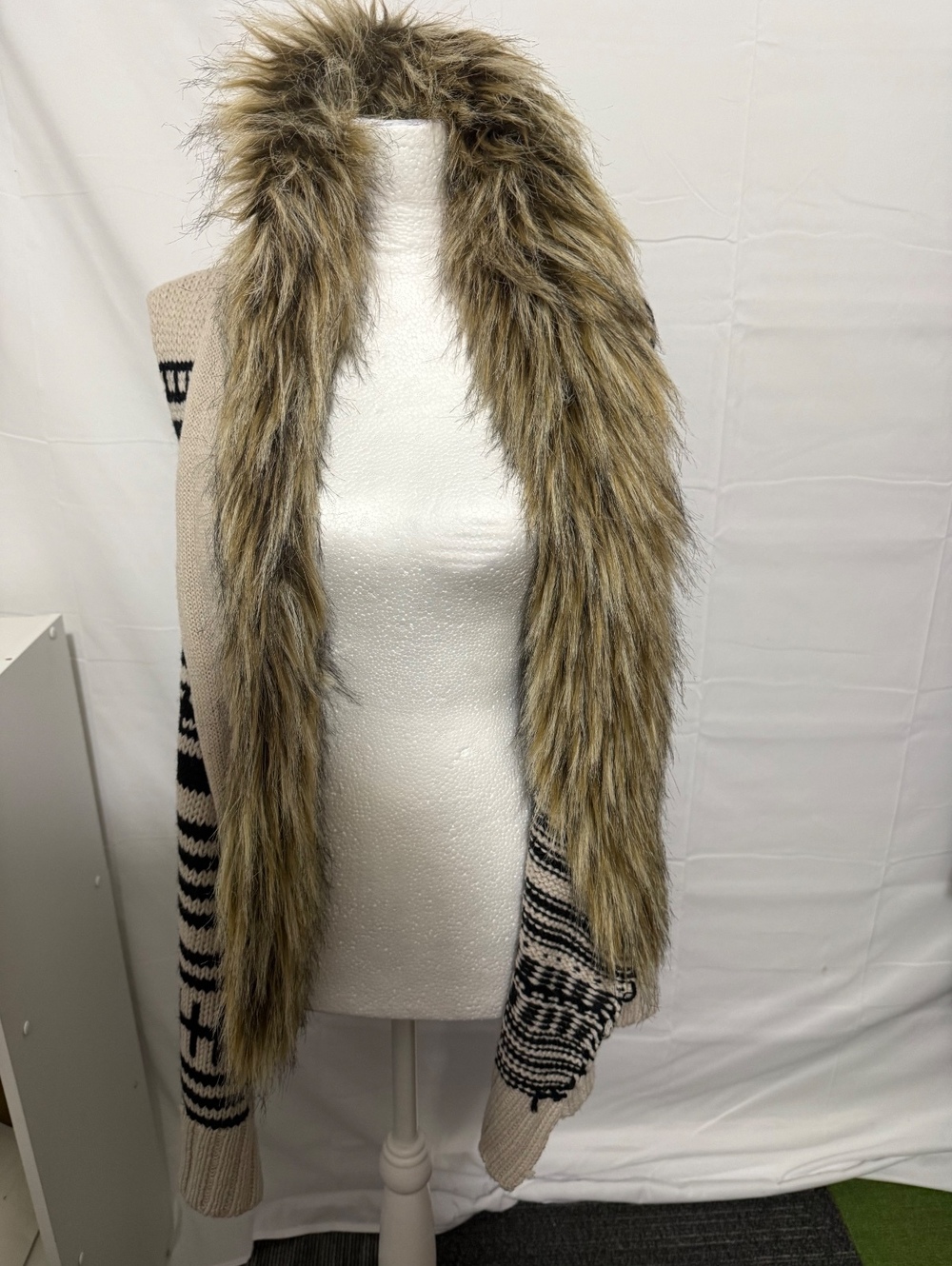 BB Dakota Women's Faux Fur Trim Western Sleeveless Duster Cardigan Sweater S